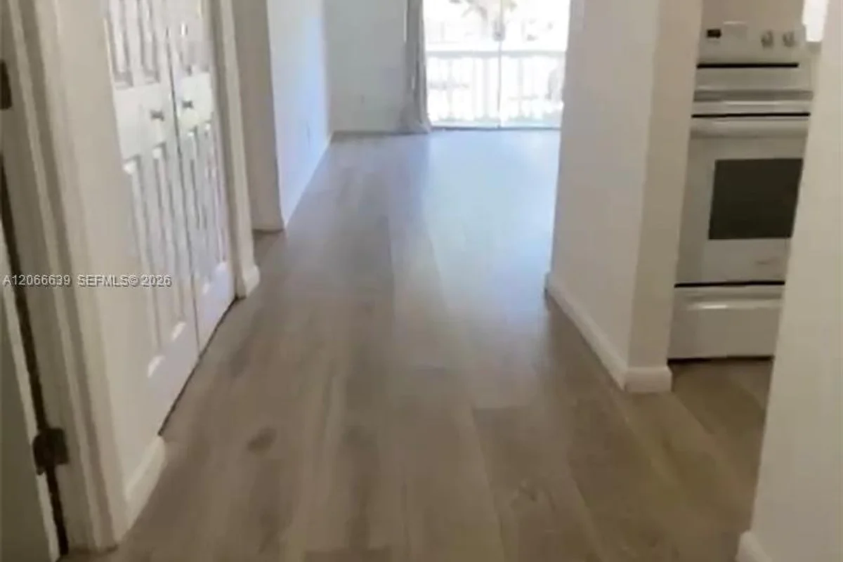 15205 NE 6th Ave #D104, Miami: photo 1 of 6