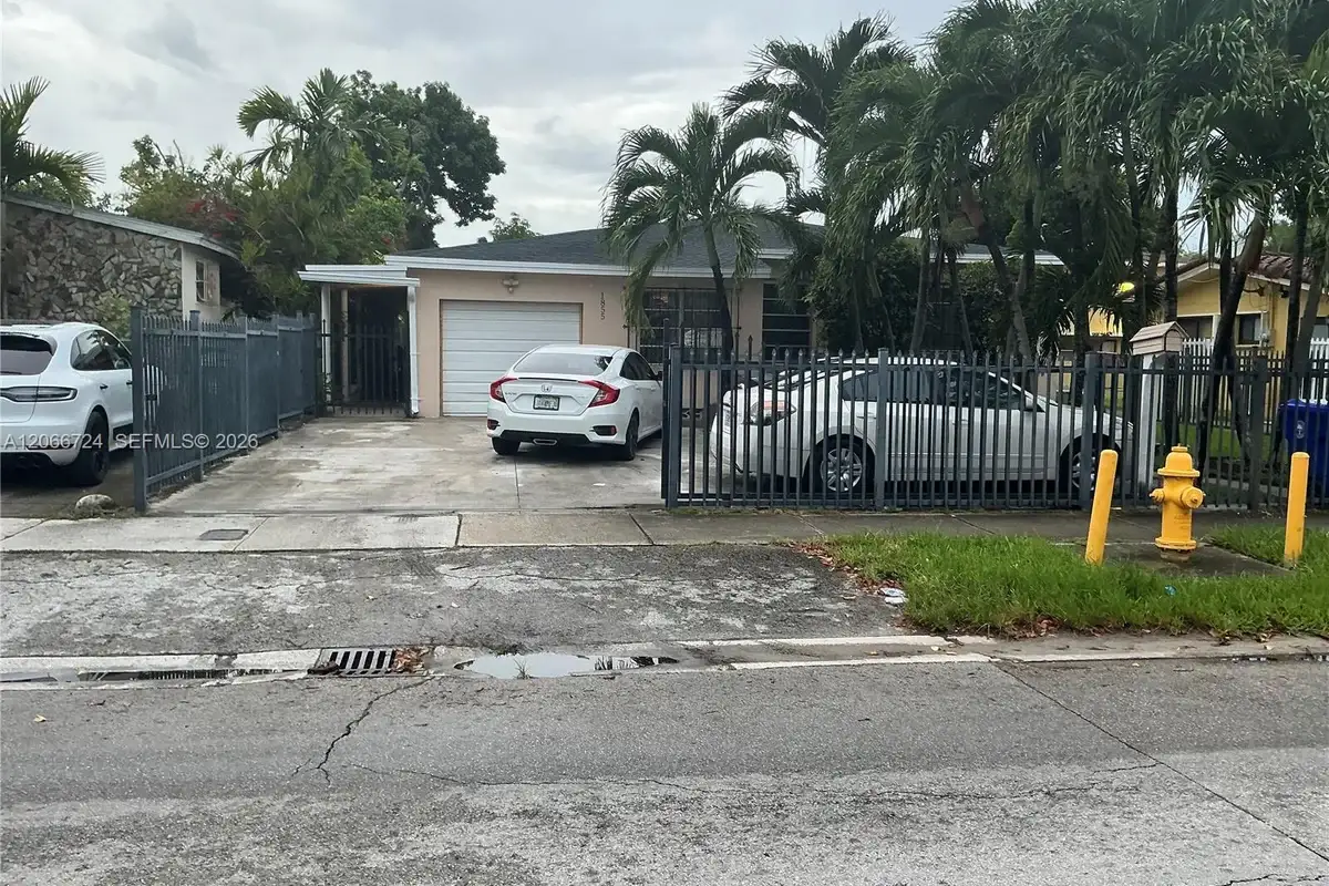 1855 NW 32nd St, Miami: photo 1 of 15