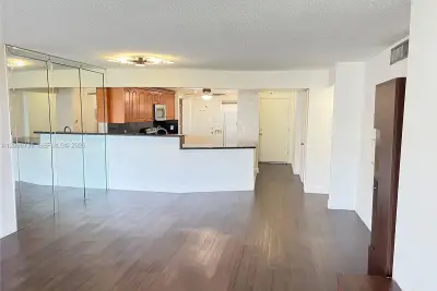 1770 NE 191st St #509-1, Miami: photo 1 of 27
