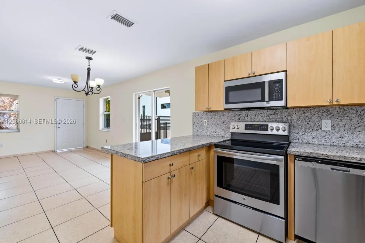 3072 NW 14th St, Miami: photo 1 of 18