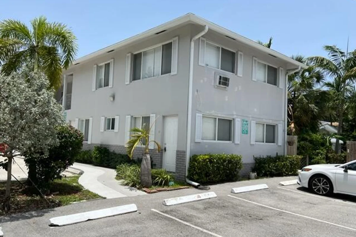 825 NE 6th St #3, Fort Lauderdale: photo 1 of 15