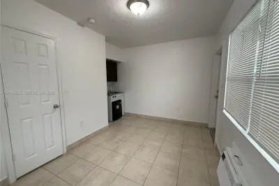 1255 SW 6th St #1, Miami: photo 1 of 6