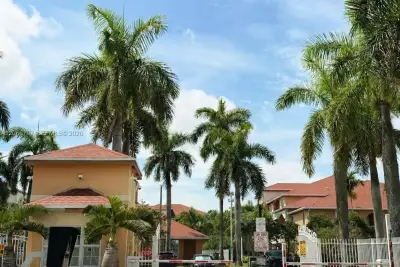 6960 SW 39th St #E102, Davie: photo 1 of 26
