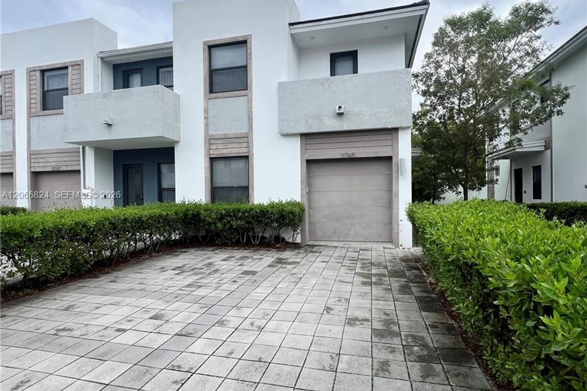 11745 SW 106th Ter, Miami: photo 1 of 33