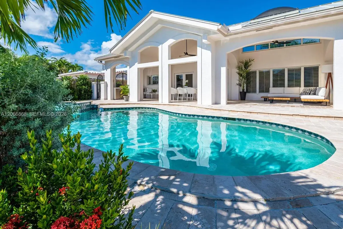 2118 NE 15th St, Fort Lauderdale: photo 1 of 39