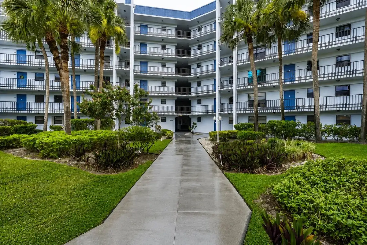 4640 Lucerne Lakes Blvd W #404, Lake Worth: photo 1 of 33