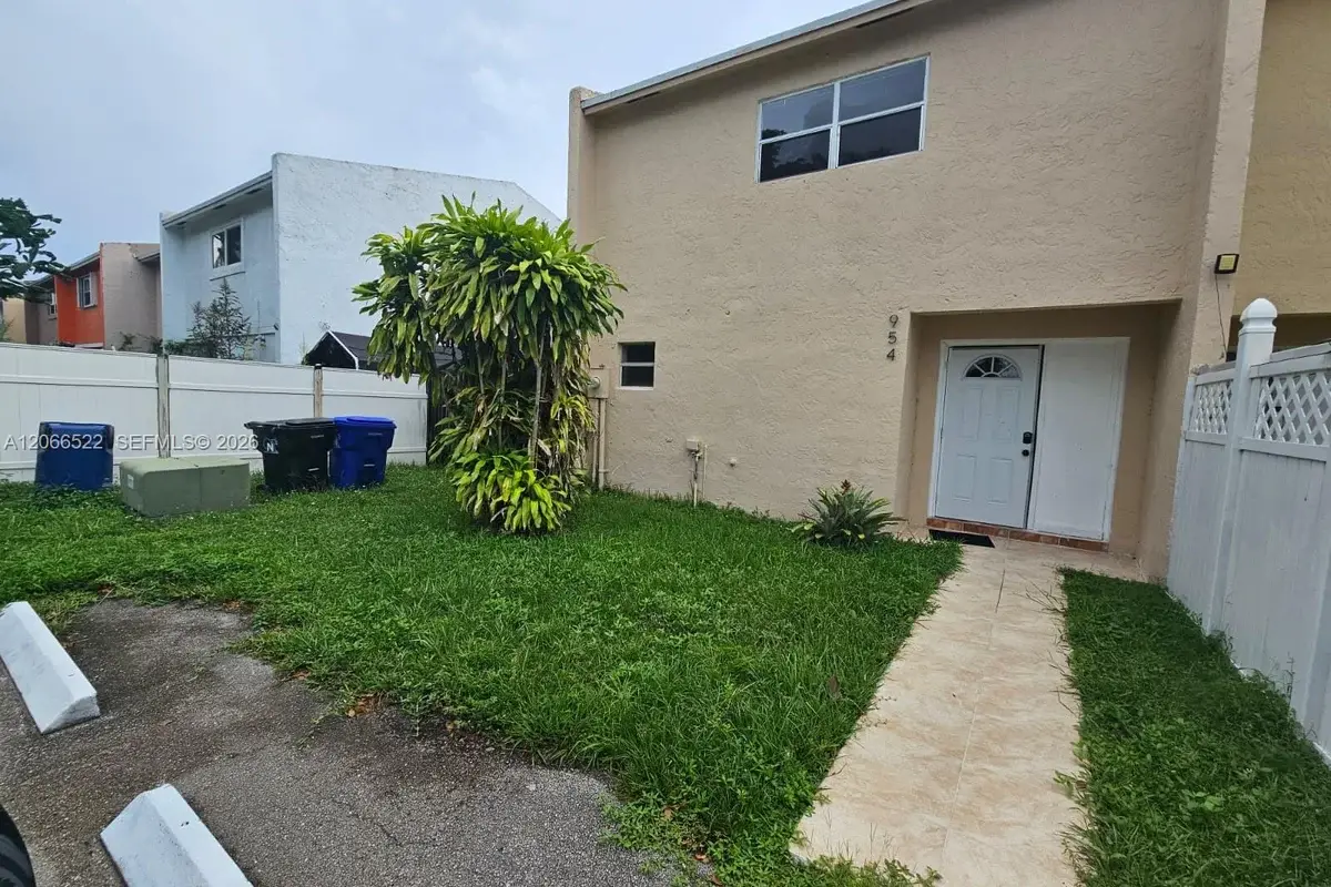 954 SW 74th Ave, North Lauderdale: photo 1 of 27