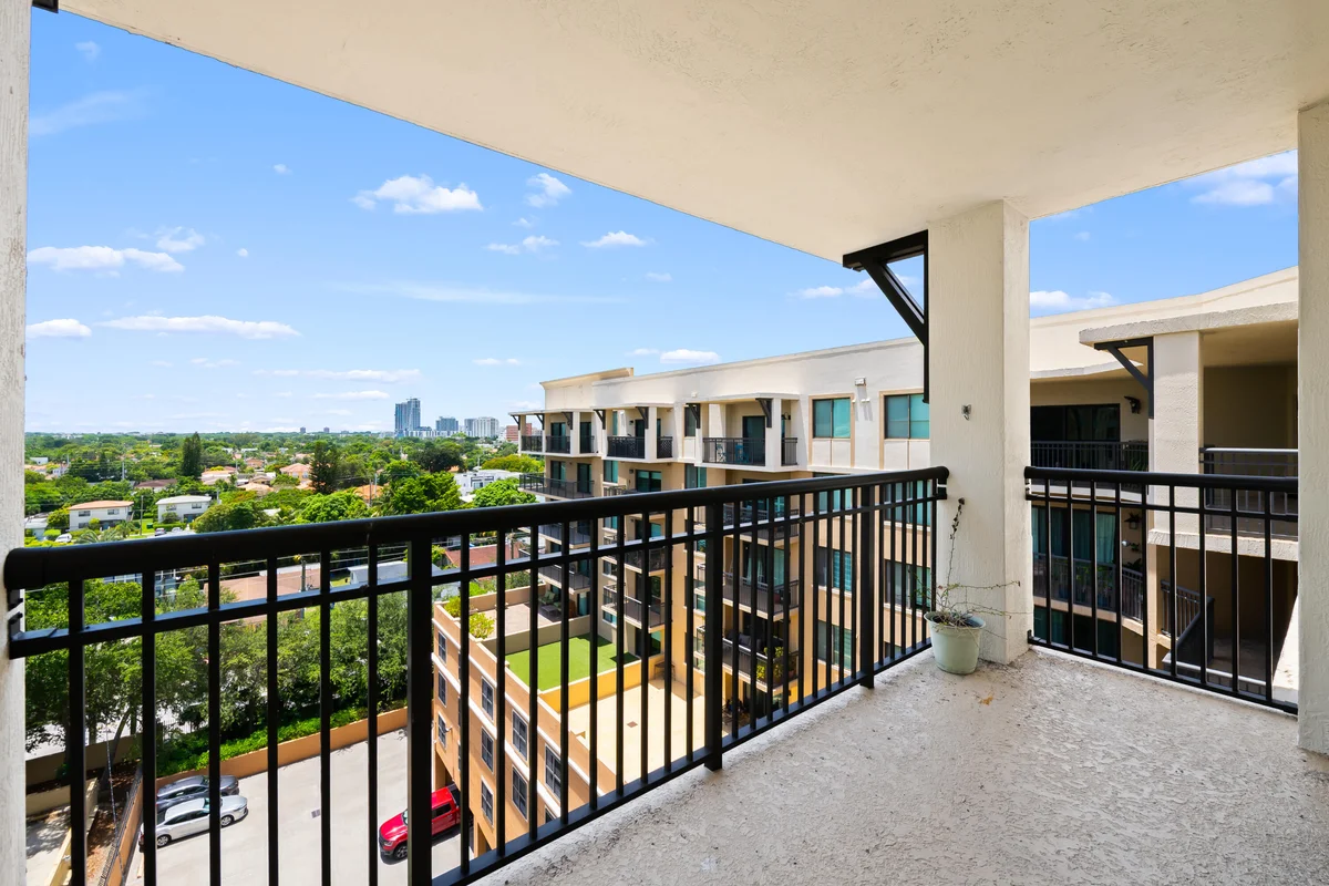 3530 SW 22nd St #902, Miami: photo 1 of 33