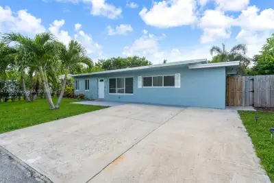 2721 NE 8th Ave, Pompano Beach: photo 1 of 31