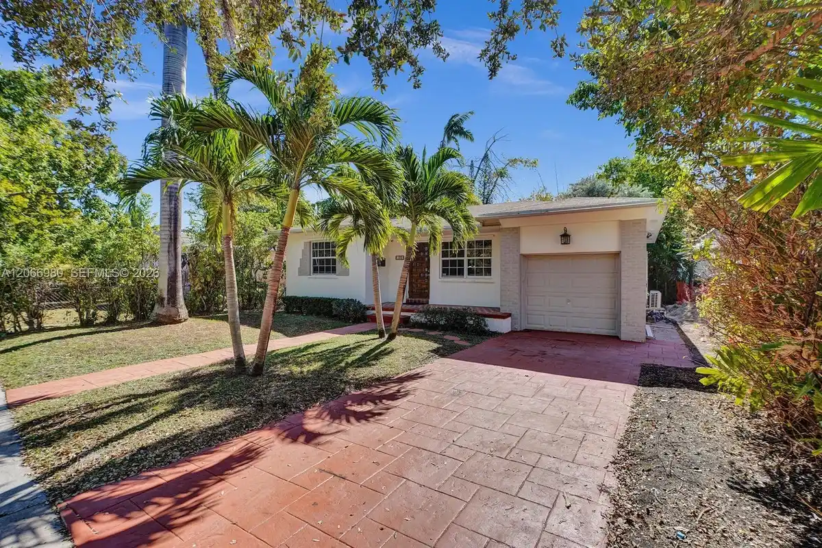 130 NE 49th St, Miami: photo 1 of 24