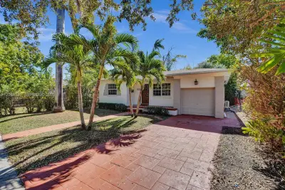 130 NE 49th St, Miami: photo 1 of 24