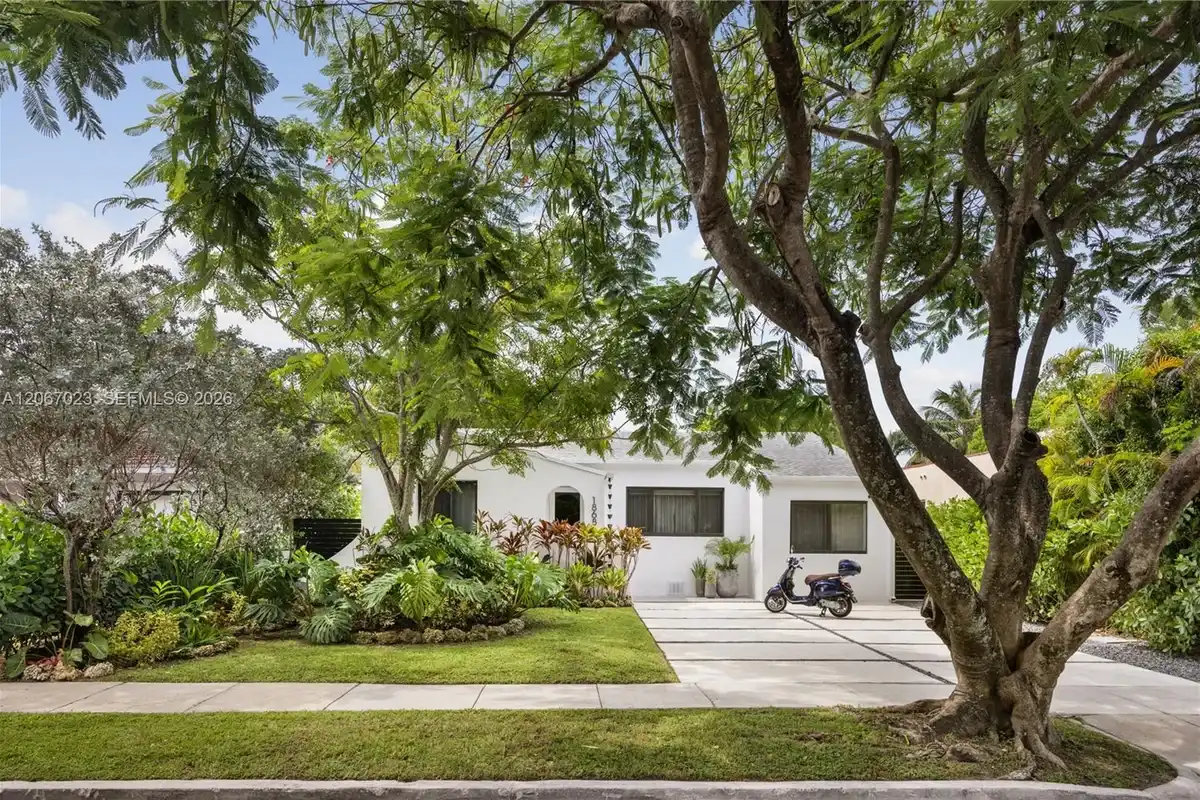 1868 SW 13th St, Miami: photo 1 of 32