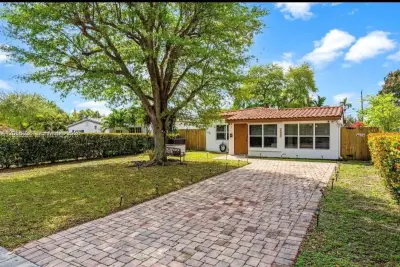 1482 NE 175th St, North Miami Beach: photo 1 of 19