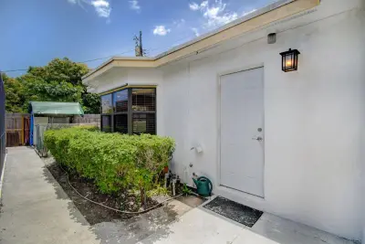 1316 Date Palm Dr, Lantana: photo 1 of 9