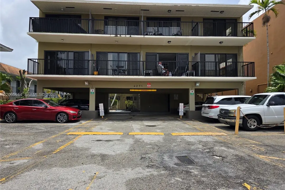 4271 NW 11th St #4, Miami: photo 1 of 17