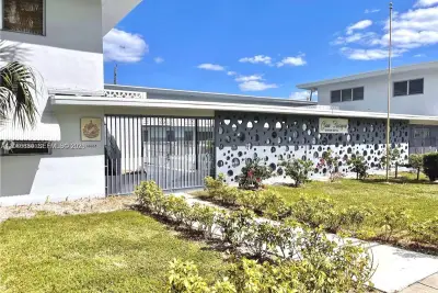 Co-op in North Miami: photo 1 of 12