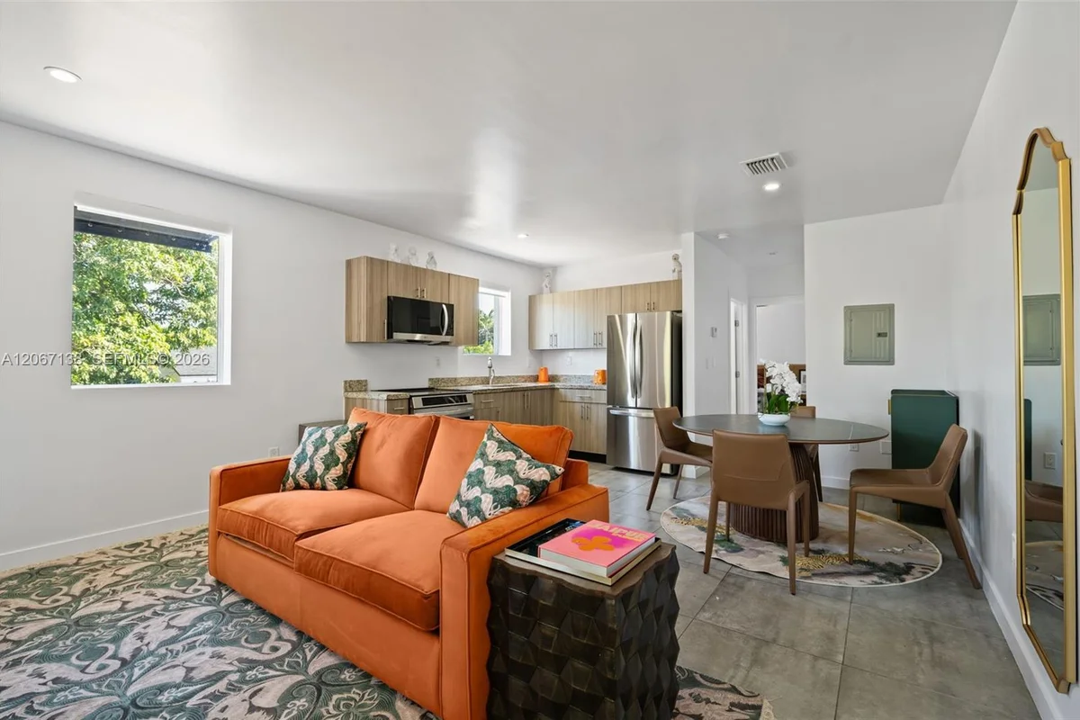 165 NW 39th St #7, Miami: photo 1 of 19