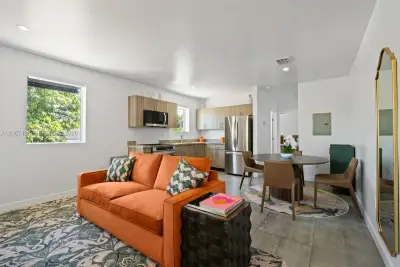 165 NW 39th St #7, Miami: photo 1 of 19