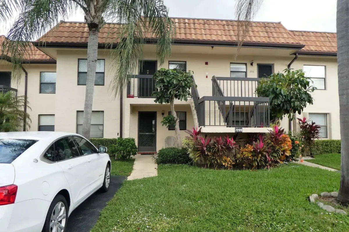 7209 Golf Colony Ct #105, Lake Worth: photo 1 of 17