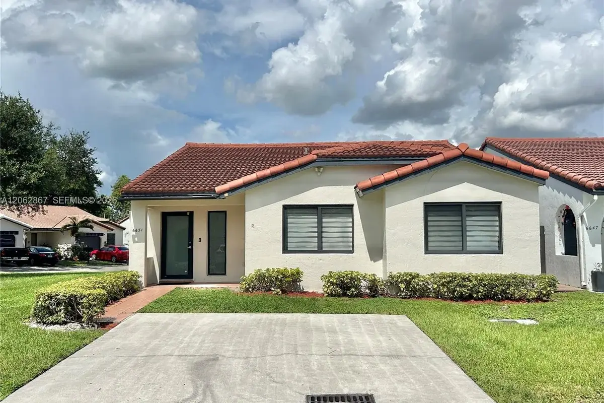6651 NW 173rd Ln, Hialeah: photo 1 of 19