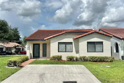 6651 NW 173rd Ln, Hialeah: photo 1 of 19