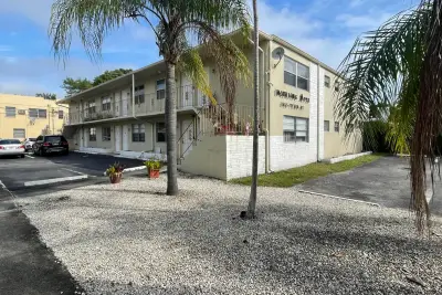 1555 Tyler St #01, Hollywood: photo 1 of 9