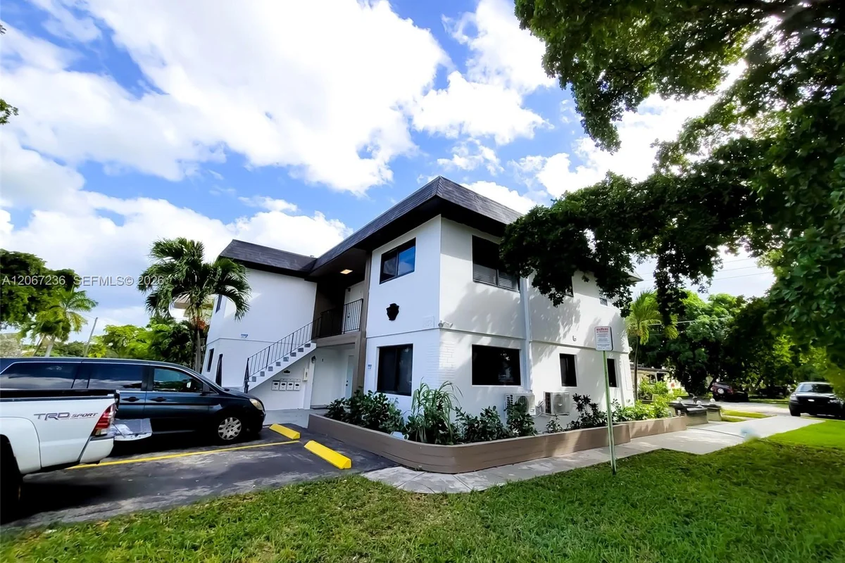 1858 Dewey St, Hollywood: photo 1 of 3