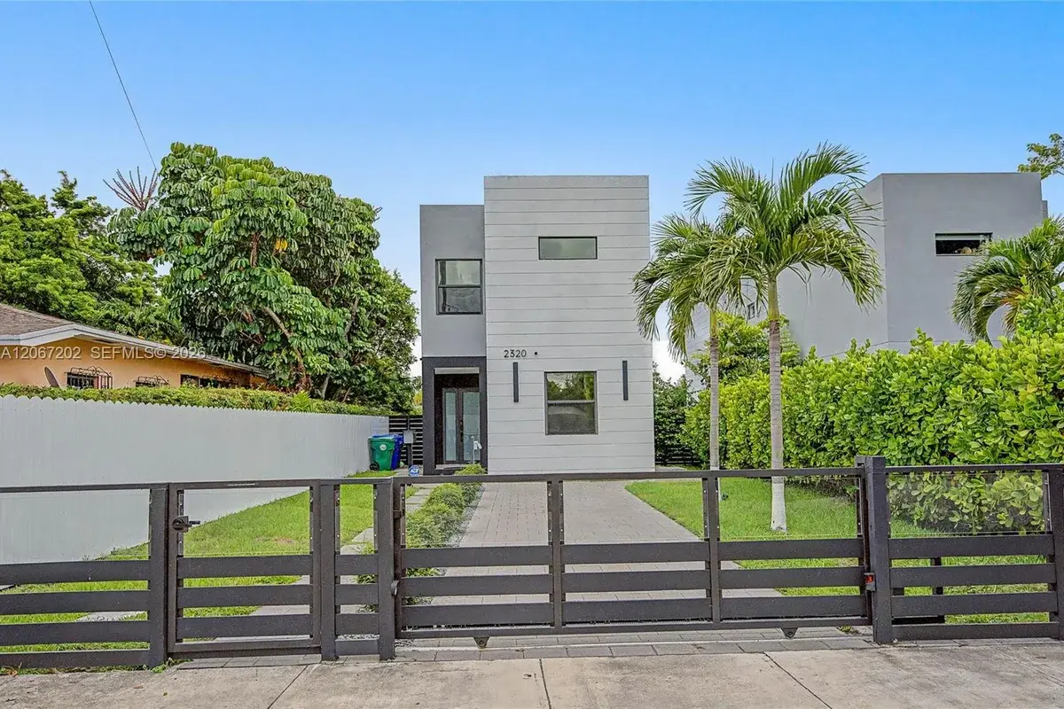 2320 SW 14th St, Miami: photo 1 of 30
