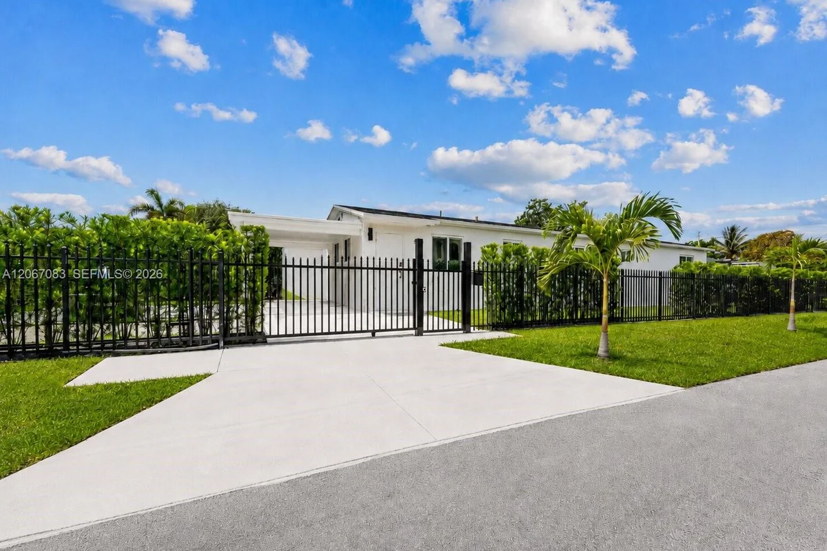 3930 W 2nd Ave, Hialeah: photo 1 of 29