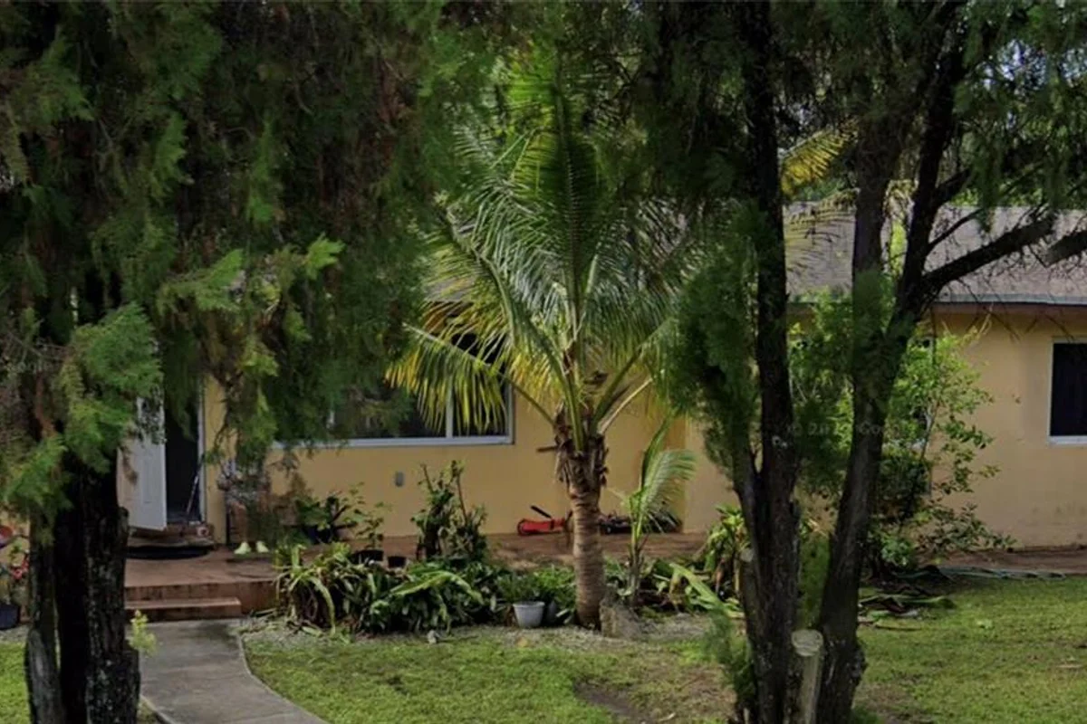 1250 NE 115th St #3, Miami: photo 1 of 2