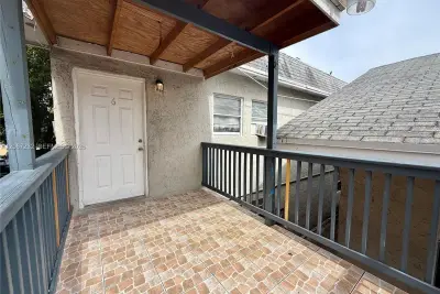 718 SW 11th Ave #6, Miami: photo 1 of 7