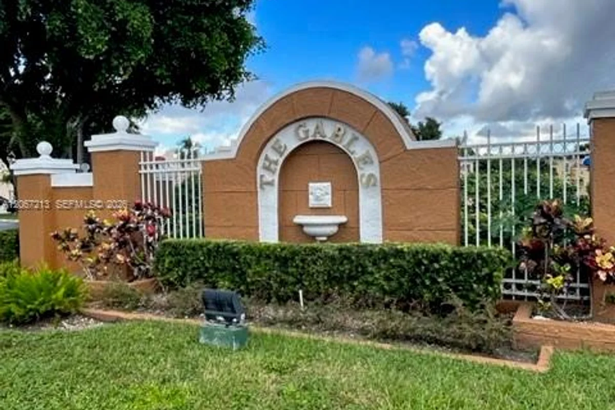 Townhouse in Miami: photo 1 of 33