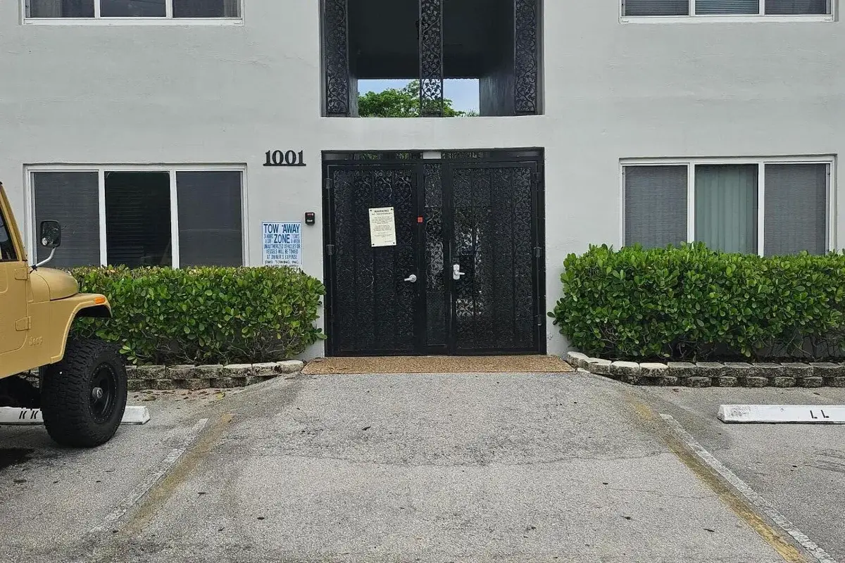 1001 SE 16th St #9, Fort Lauderdale: photo 1 of 20