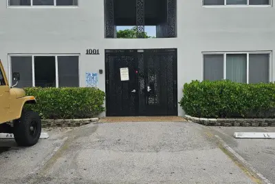 1001 SE 16th St #9, Fort Lauderdale: photo 1 of 20