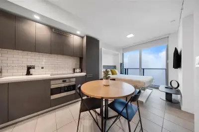 227 NE 2nd St #3107, Miami: photo 1 of 16