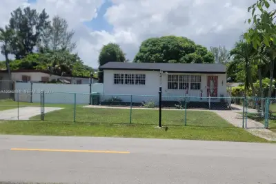 12510 W Golf Dr, Miami: photo 1 of 13