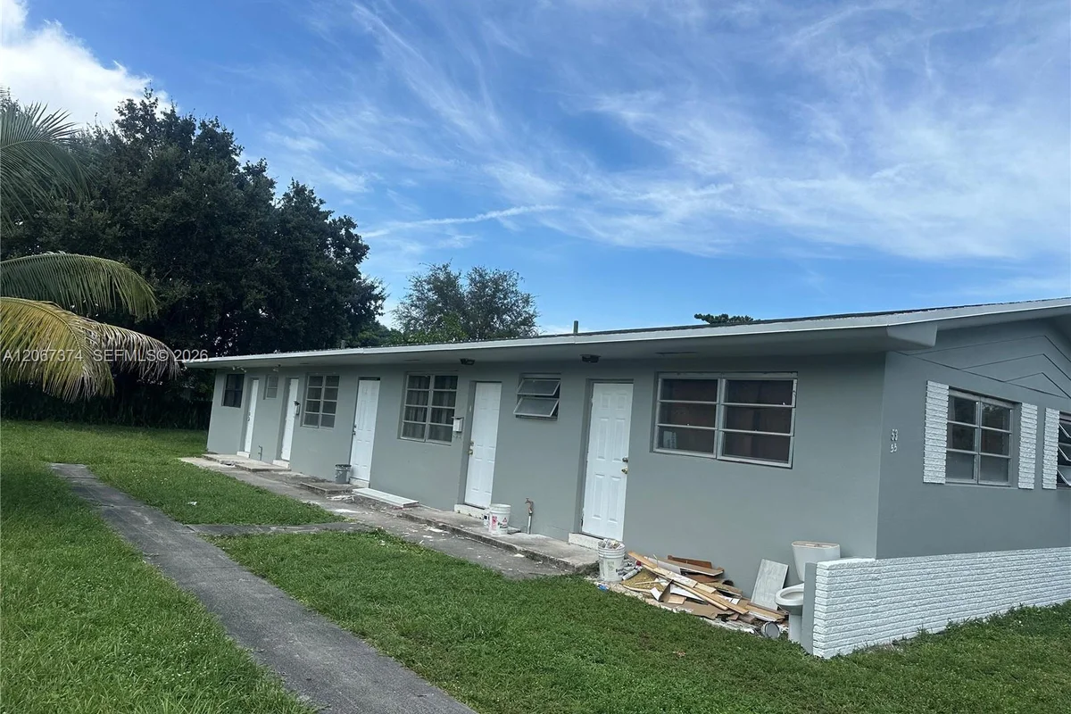 55 NW 169th St, North Miami Beach: photo 1 of 12