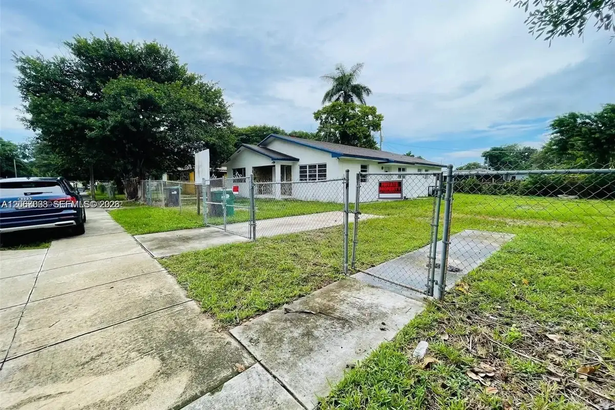 1388 NW 101 St, Miami: photo 1 of 8