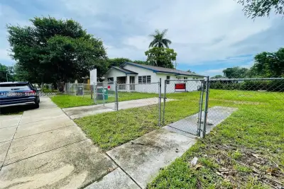 1388 NW 101 St, Miami: photo 1 of 8