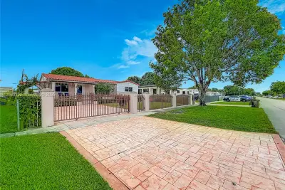 145 W 57th St, Hialeah: photo 1 of 42