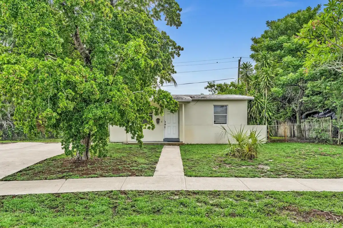 4936 NE 14th Ave, Pompano Beach: photo 1 of 35
