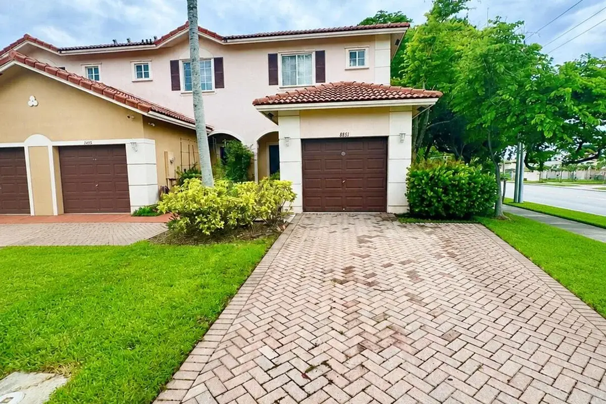 8851 N Isles Cir, Tamarac: photo 1 of 9