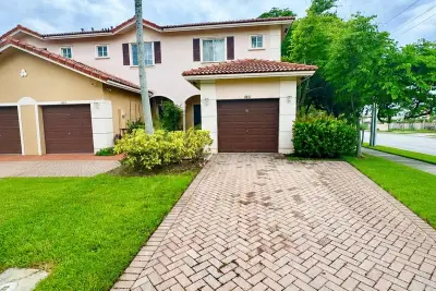 8851 N Isles Cir, Tamarac: photo 1 of 9