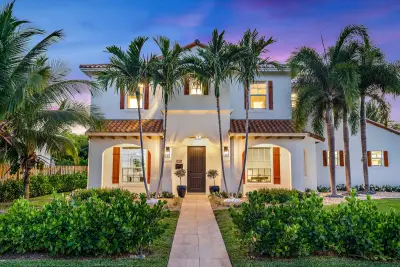 914 NE 2nd Ave, Delray Beach: photo 1 of 53