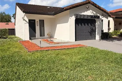 6641 NW 174th Ter, Hialeah: photo 1 of 32