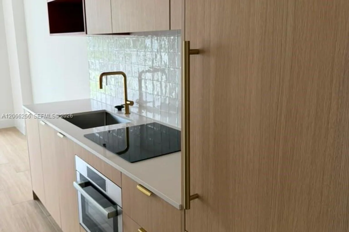 90 NE 32nd St #807, Miami: photo 1 of 9