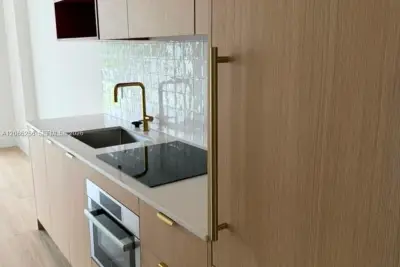 90 NE 32nd St #807, Miami: photo 1 of 9