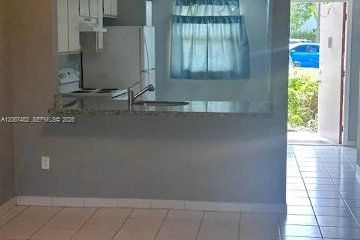 20735 NE 8th Ct #101-12, Miami: photo 1 of 8