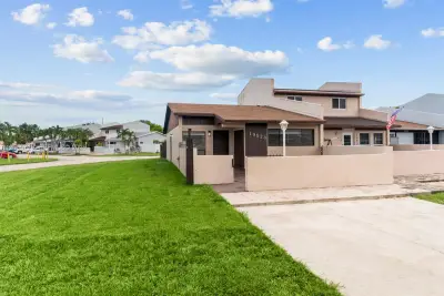 19528 NW 55th Cir Pl, Miami Gardens: photo 1 of 24