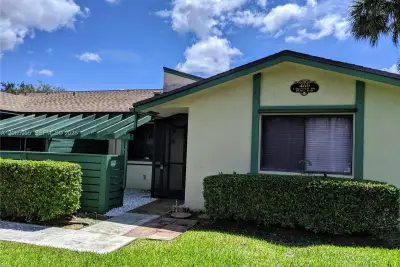 460 Lakeview Dr #4, Weston: photo 1 of 24